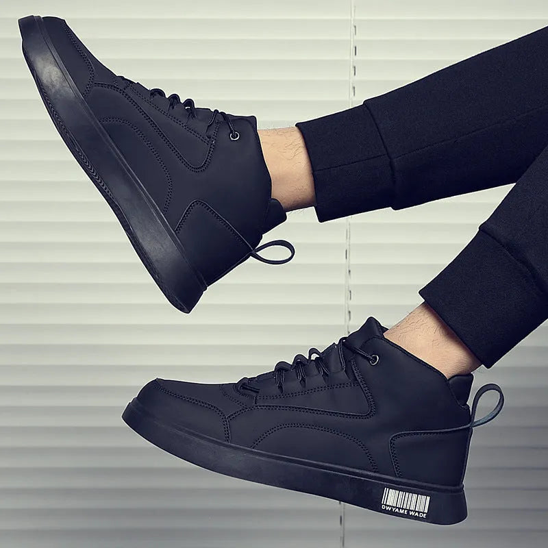Men's white casual board shoes with lace-up front and rubber sole
