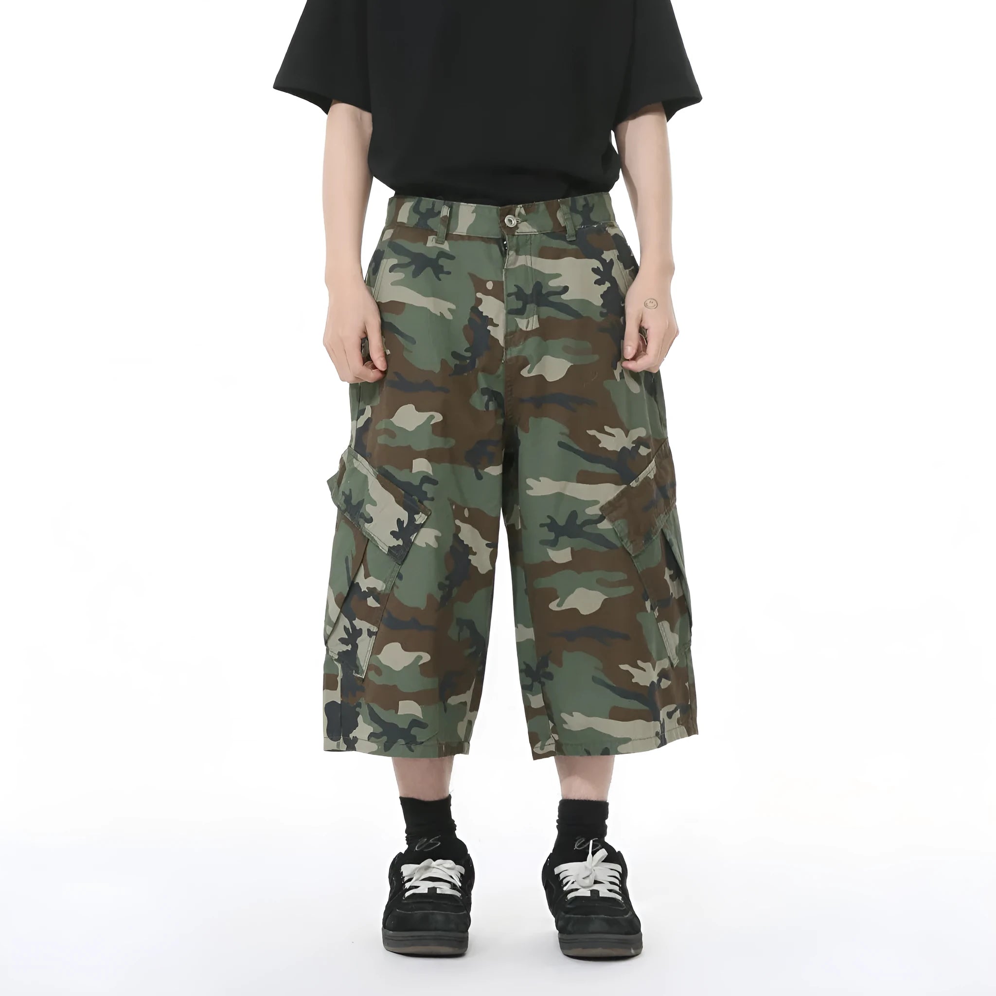 Men's camouflage wide leg cropped jeans with side stitching and large front pockets