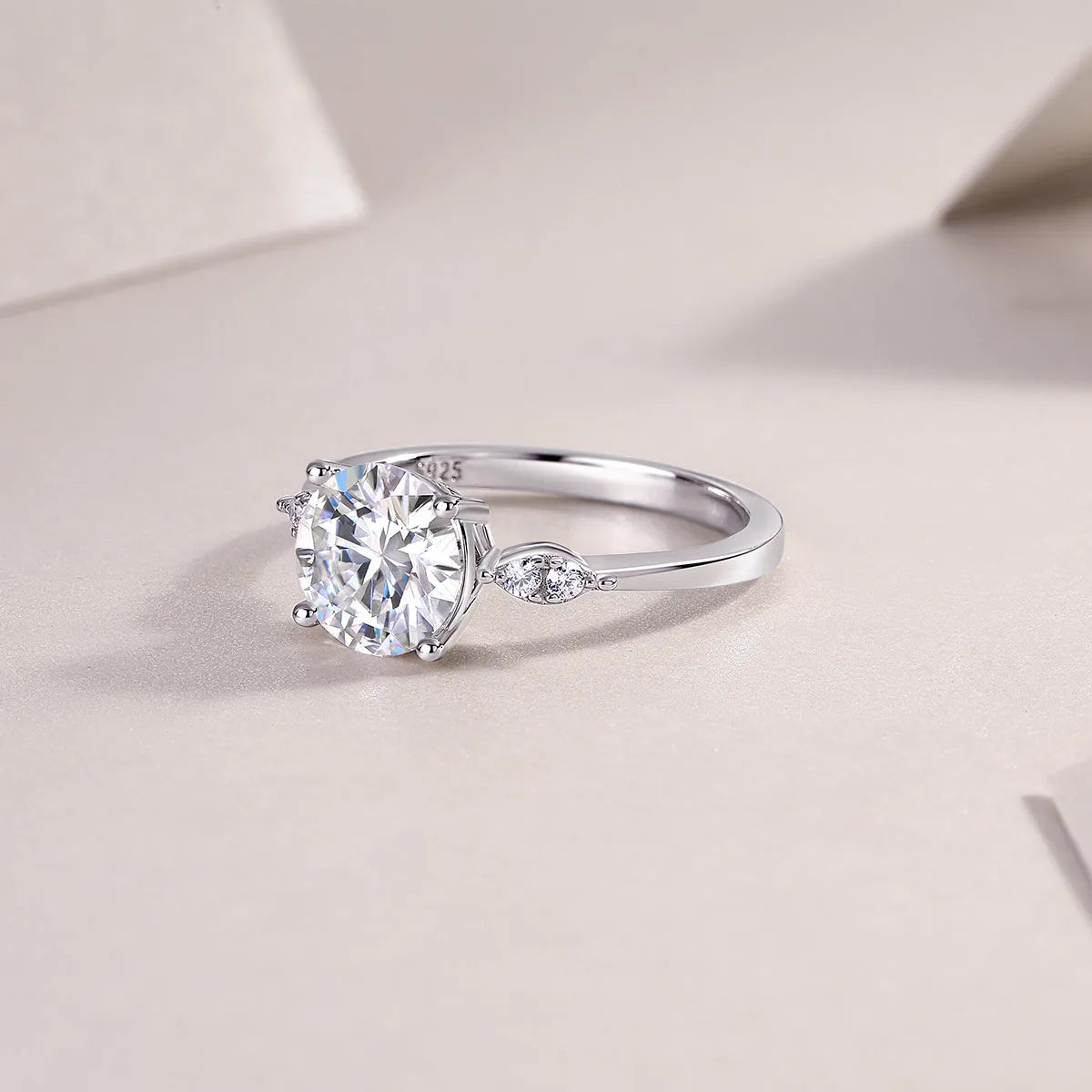 2 carat moissanite wedding ring set in S925 silver with platinum plating, sizes 5 to 9, gift box and GRA certificate