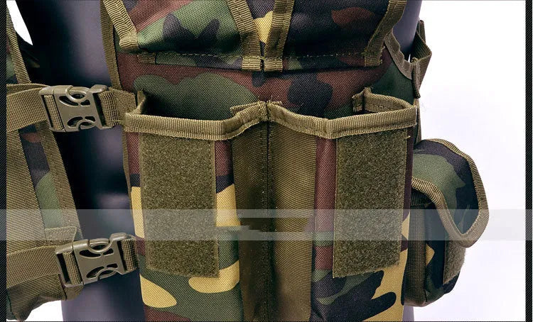 Light tactical vest in jungle camouflage, 60cm high 49cm wide, 600D polyester for camping and training