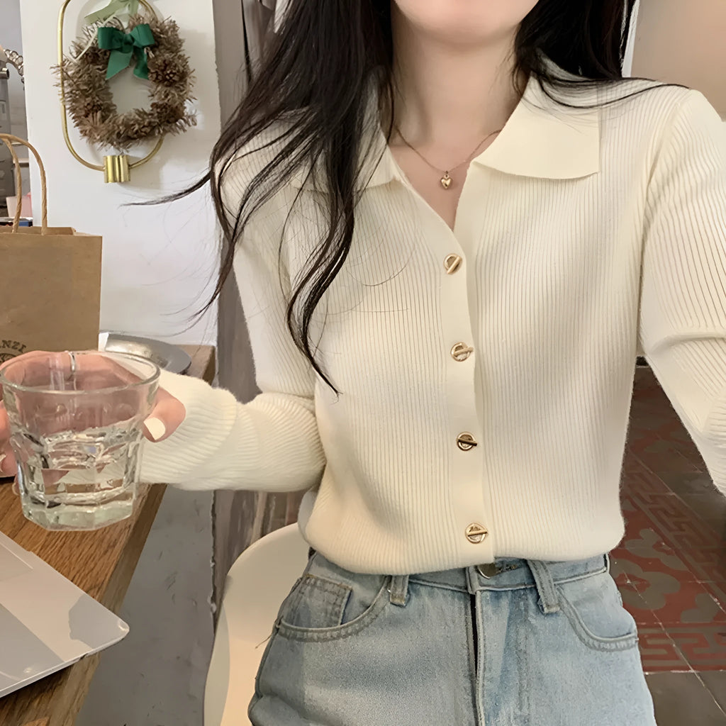 Gentle long-sleeved knitted cardigan in viscose fibre, shown in loose fit on a model.