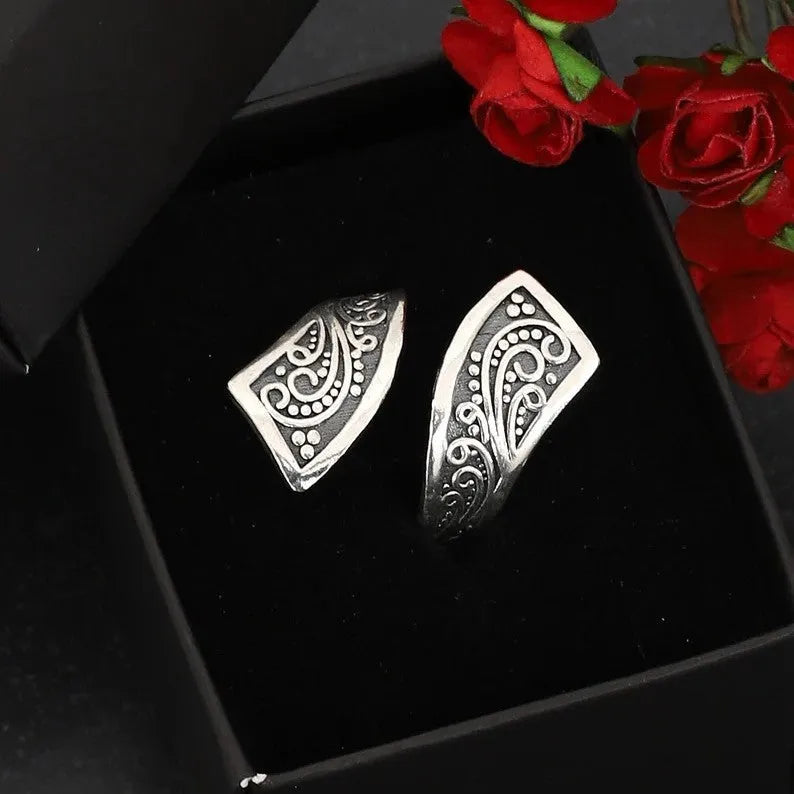 Silver adjustable retro ring with minimalist design on adjustable opening