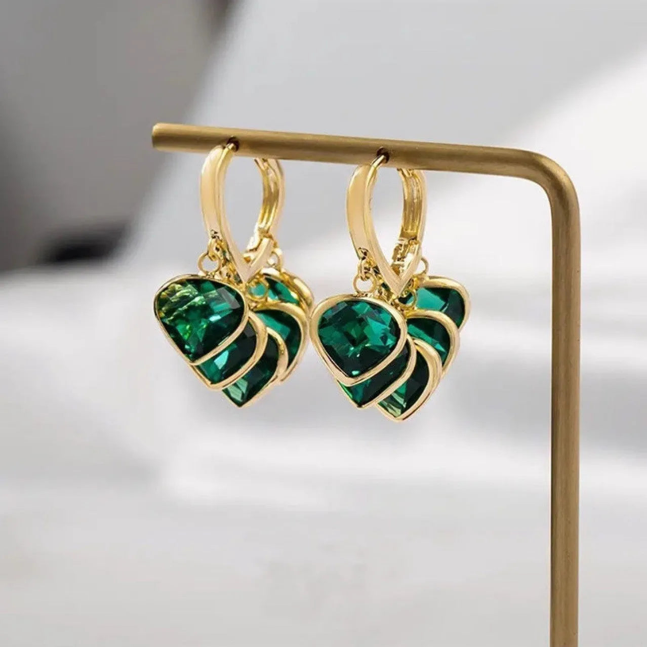 Green heart-shaped pendant clip earrings with artificial gemstone, in a gift box.