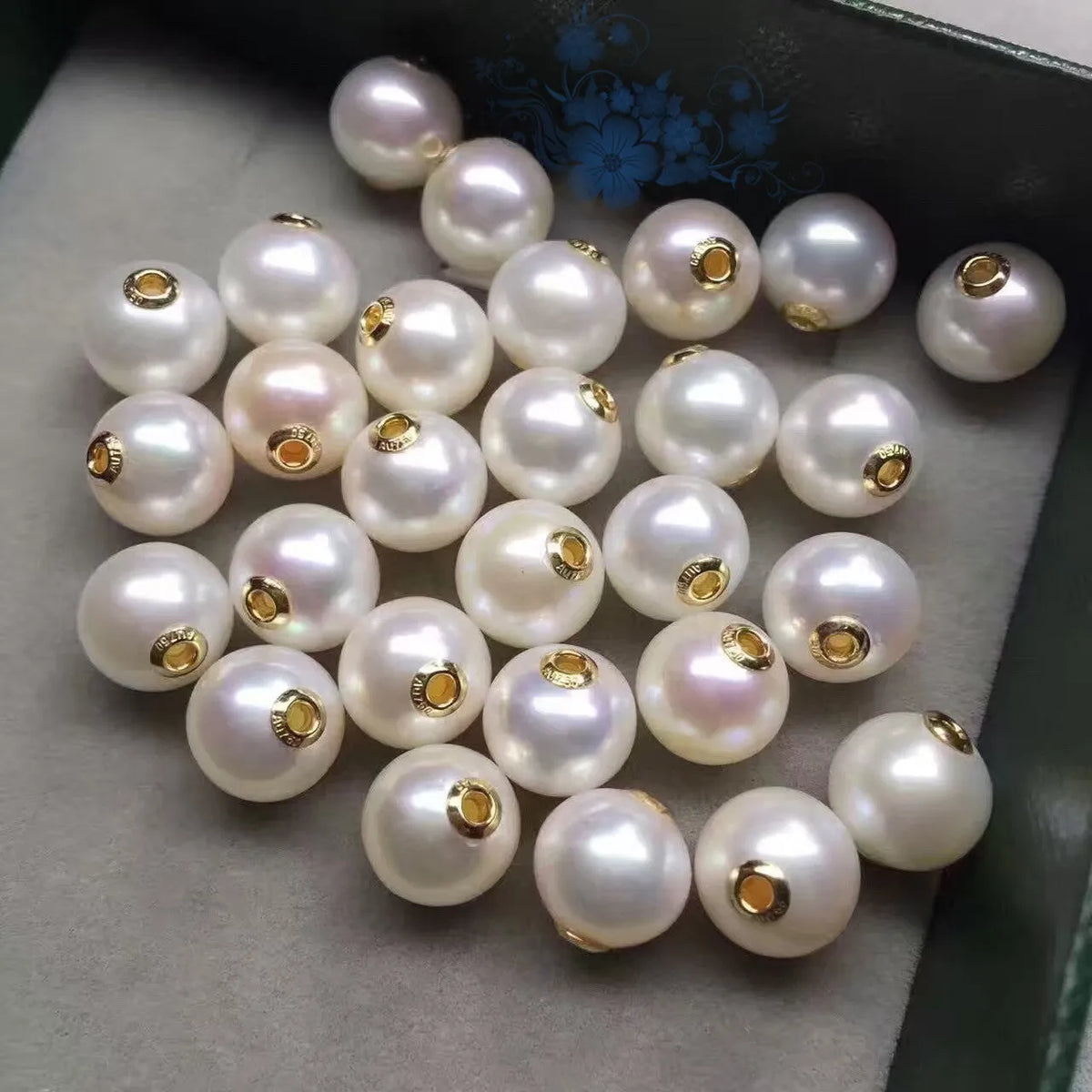 Pearl clavicle necklace with mother-of-pearl pendant in 18K gold, available in gold or rose gold.