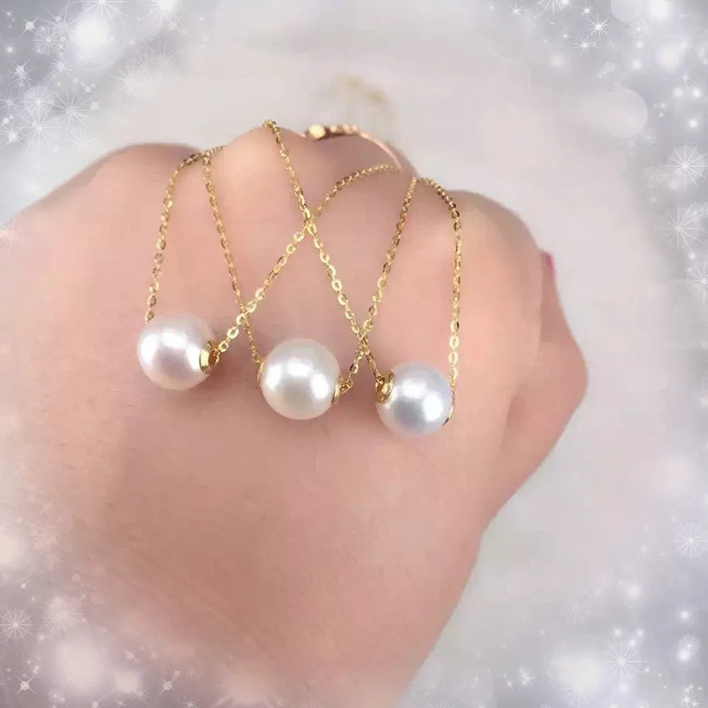 Pearl clavicle necklace with mother-of-pearl pendant in 18K gold, available in gold or rose gold.
