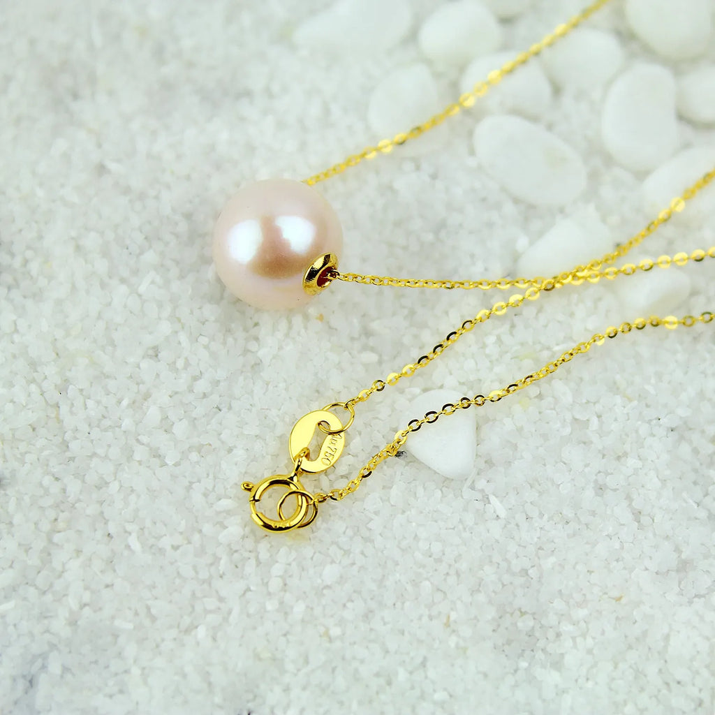 Pearl clavicle necklace with mother-of-pearl pendant in 18K gold, available in gold or rose gold.