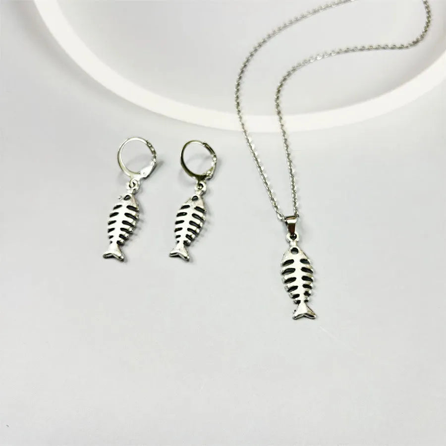 Women's fishbone pendant necklace and matching earrings set with adjustable O-chain in retro style