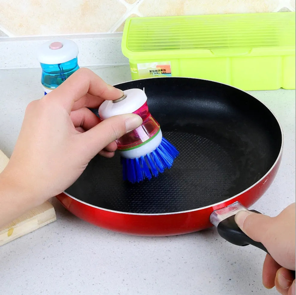 Soap dispensing palm brush with PP plastic build, 5.5cm diameter, 7cm length, random colour