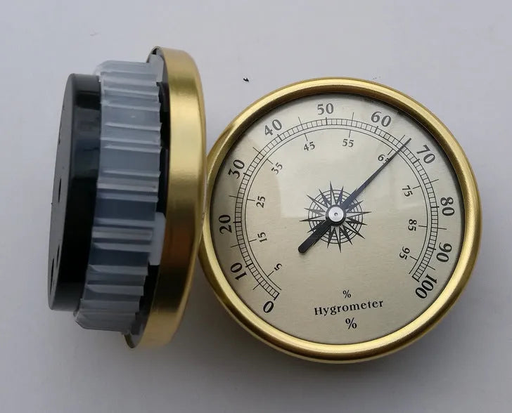 Analogue thermometer and hygrometer with silver aluminium dial and outer ring