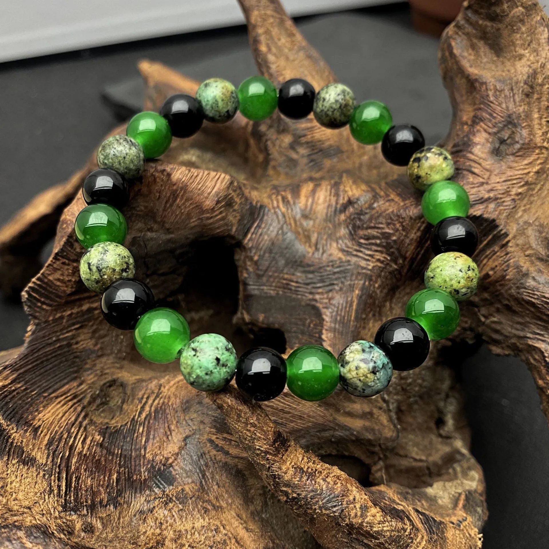 Men's casual green onyx obsidian crystal bracelet with 8mm handmade beads on a light background