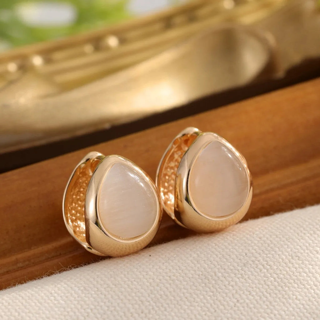Cat's eye stone water drip ear buckles in gold and silver, retro luxury design for women
