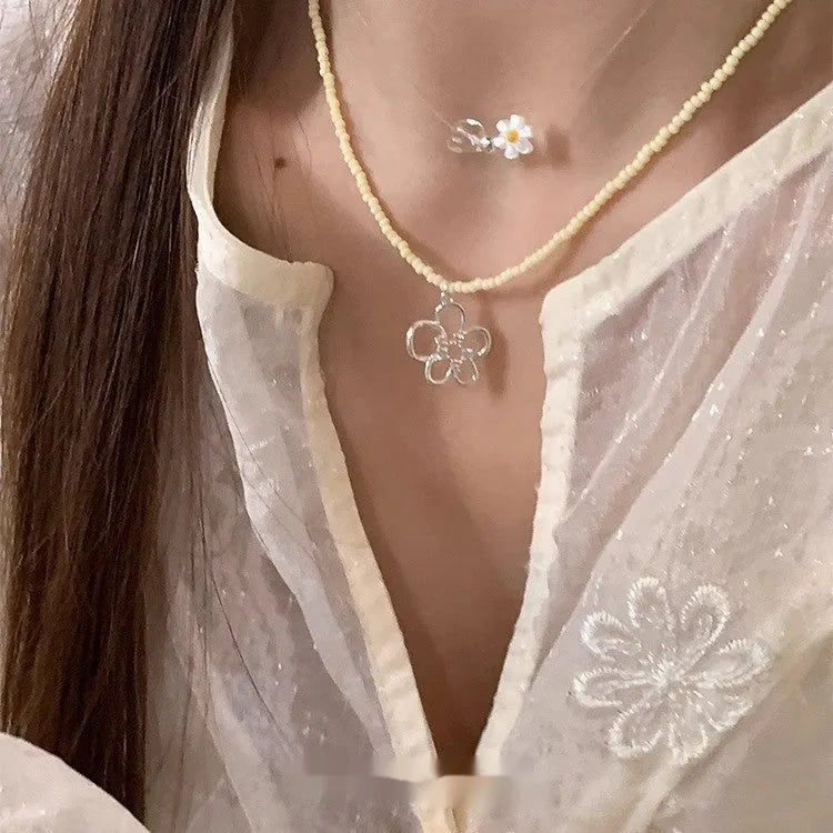 Women's colourful beaded hollow flower necklace with U-shaped pendant on electroplated copper chain