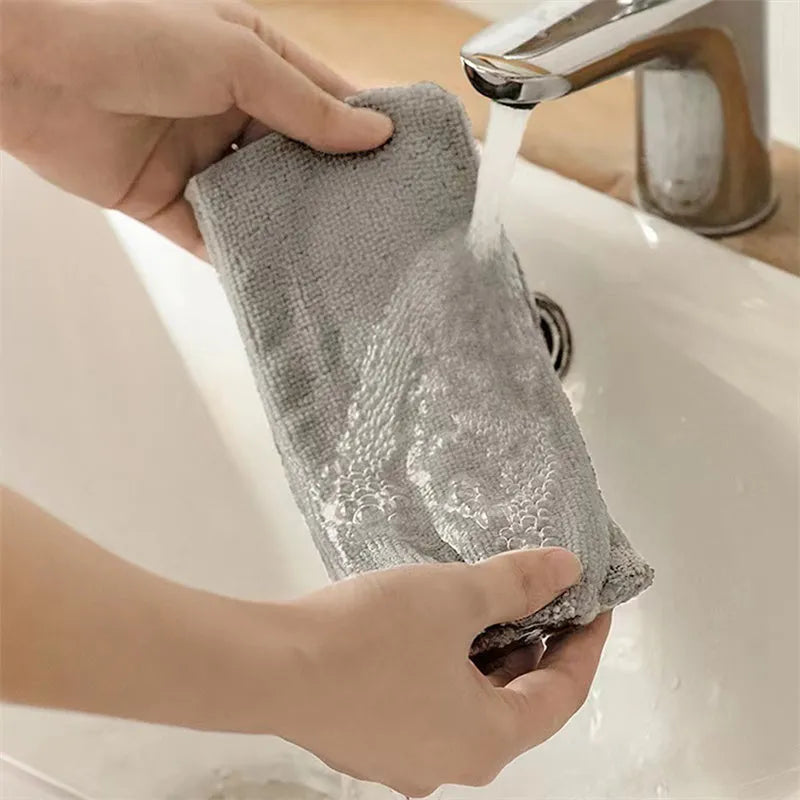 Retractable 156cm bed bottom cleaning brush with microfiber cloths and bristle head for dust removal under furniture