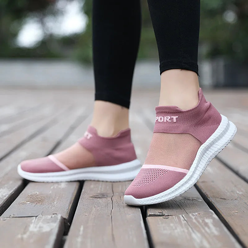 Breathable casual sports sock shoes in multiple colours with Flyknit upper and lace design.