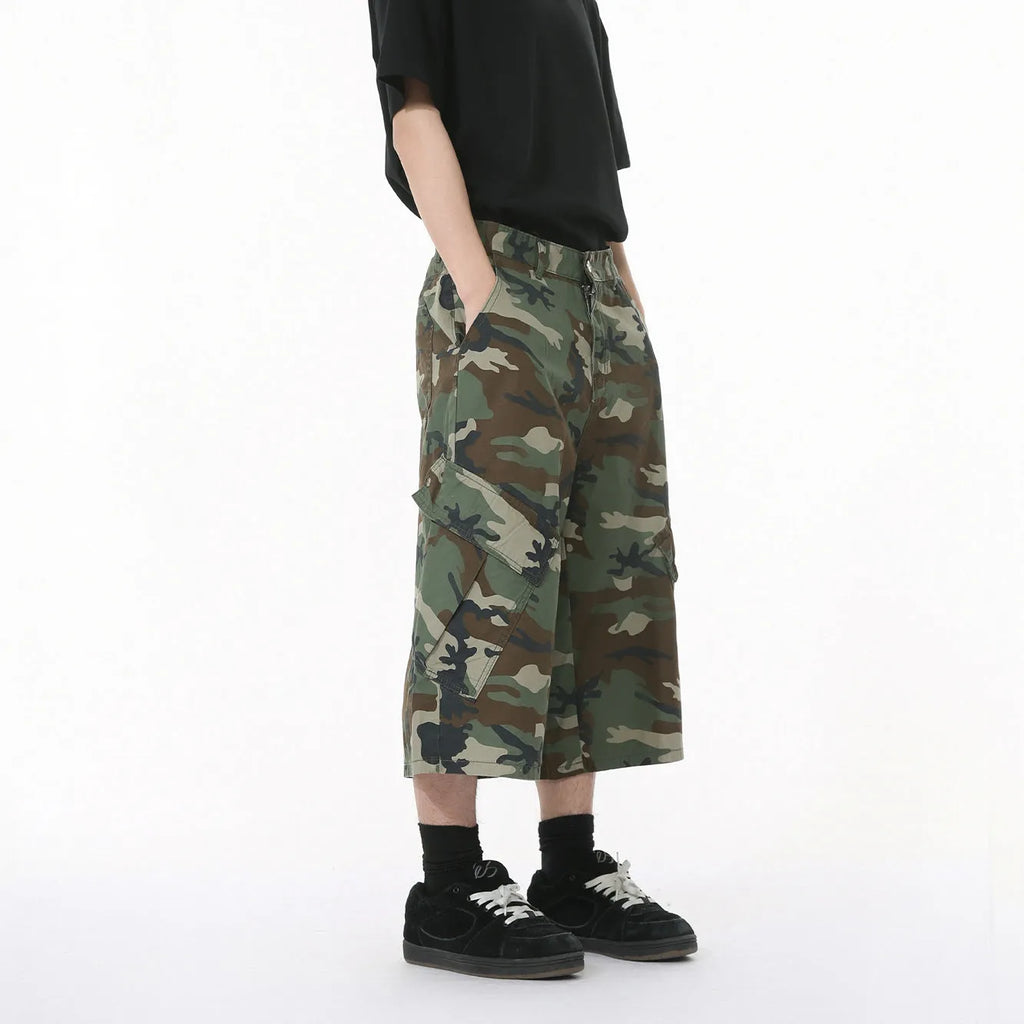 Men's camouflage wide leg cropped jeans with side stitching and large front pockets