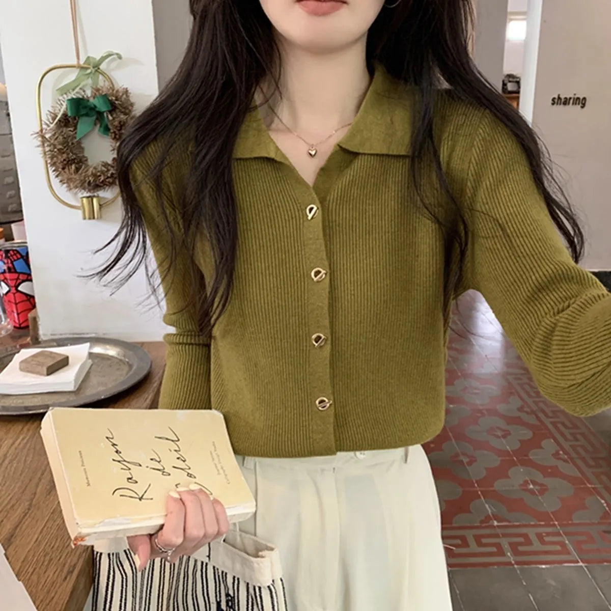 Gentle long-sleeved knitted cardigan in viscose fibre, shown in loose fit on a model.