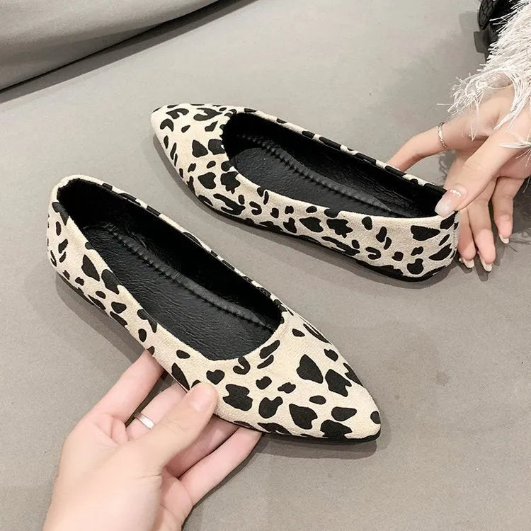 Women's leopard print flat pumps with pointed toe and 1-3cm low heel
