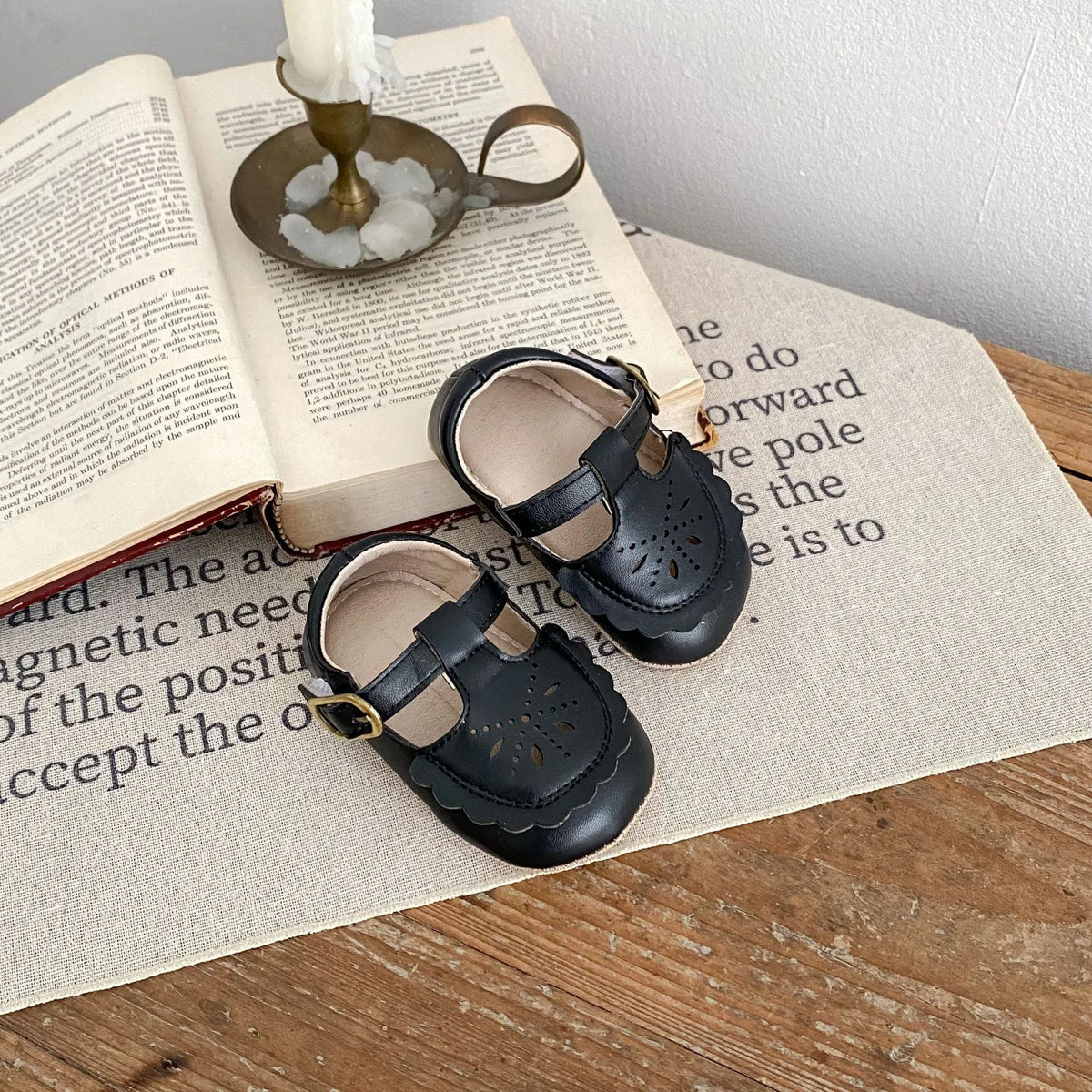 Girls' hollow-out summer shoes with rubber sole and buckle fastening, sizes 11-13cm