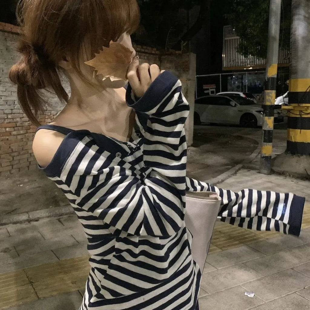 Dark blue oversized women's long-sleeved T-shirt with Korean-style embroidery and stripes.