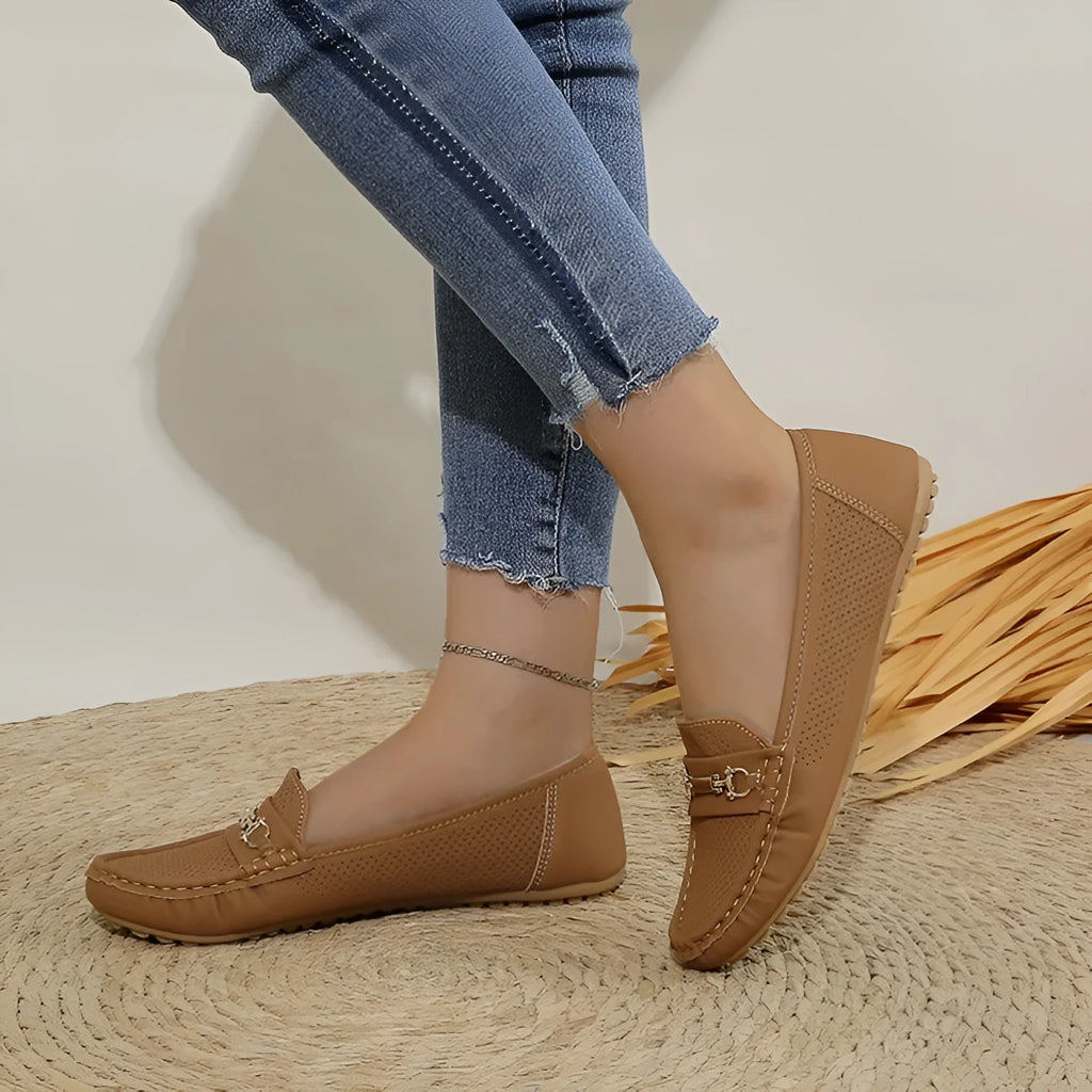 Women's casual flat shoes in thin plus size fit with artificial PU upper in three colour options