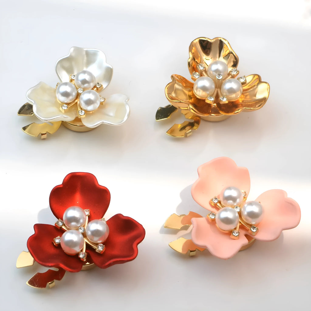 Metal cufflinks with pearl three-flap printed motif, electroplated finish, colour shown white
