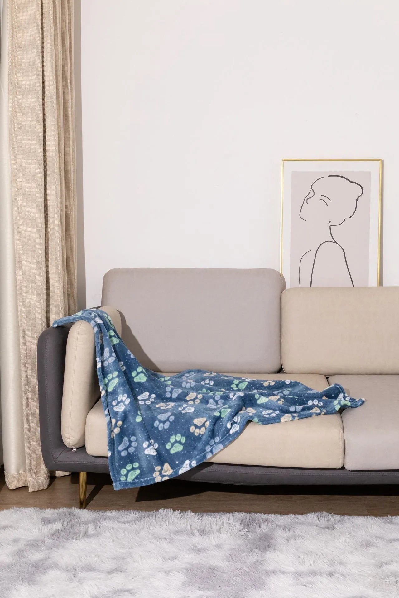 Blue cartoon dog pattern on a double-sided thickened flannel pet blanket sized 100x120cm.