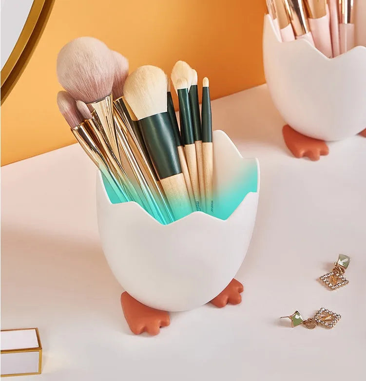 Plastic cartoon cracked chicken pen holder as a desktop storage box for stationery