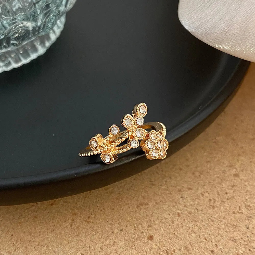 Women's open mouth ring with flower and leaf design in gold or white colour with diamond treatment