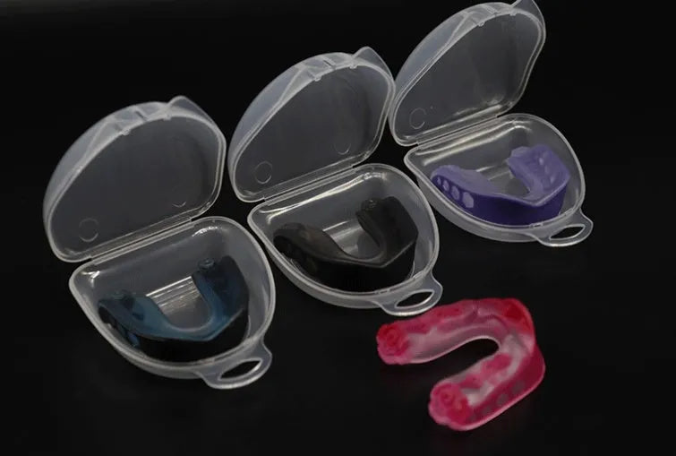 Professional boxing Sanda mouthguard with dual density silicone, 50x51x18mm, in blue with transparent storage box