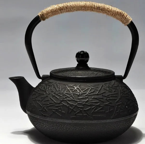 Japanese style cast iron teapot with decorative patterns in 0.9 litre capacity