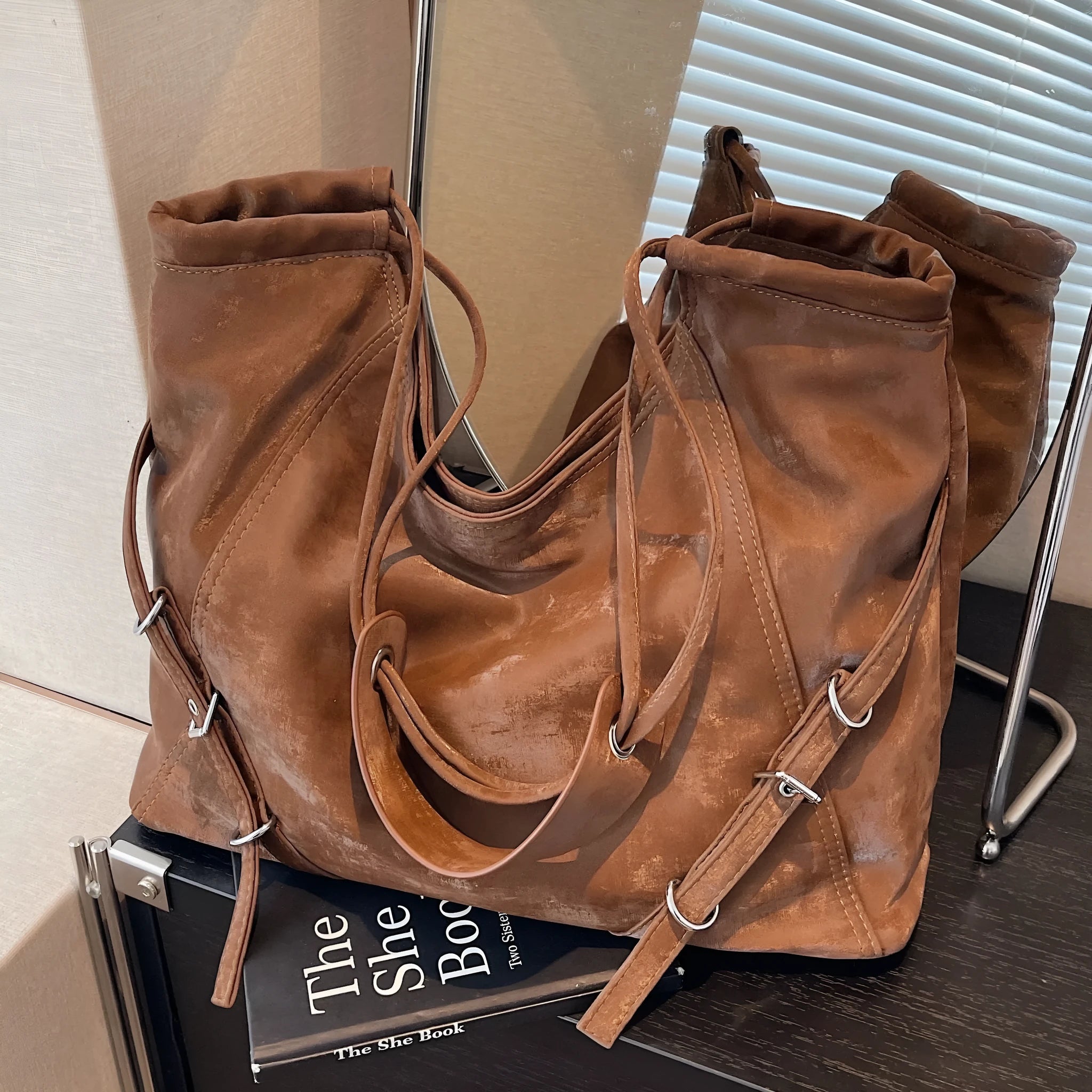 Retro large capacity shoulder bag in PU, horizontal square shape, double straps, colour black