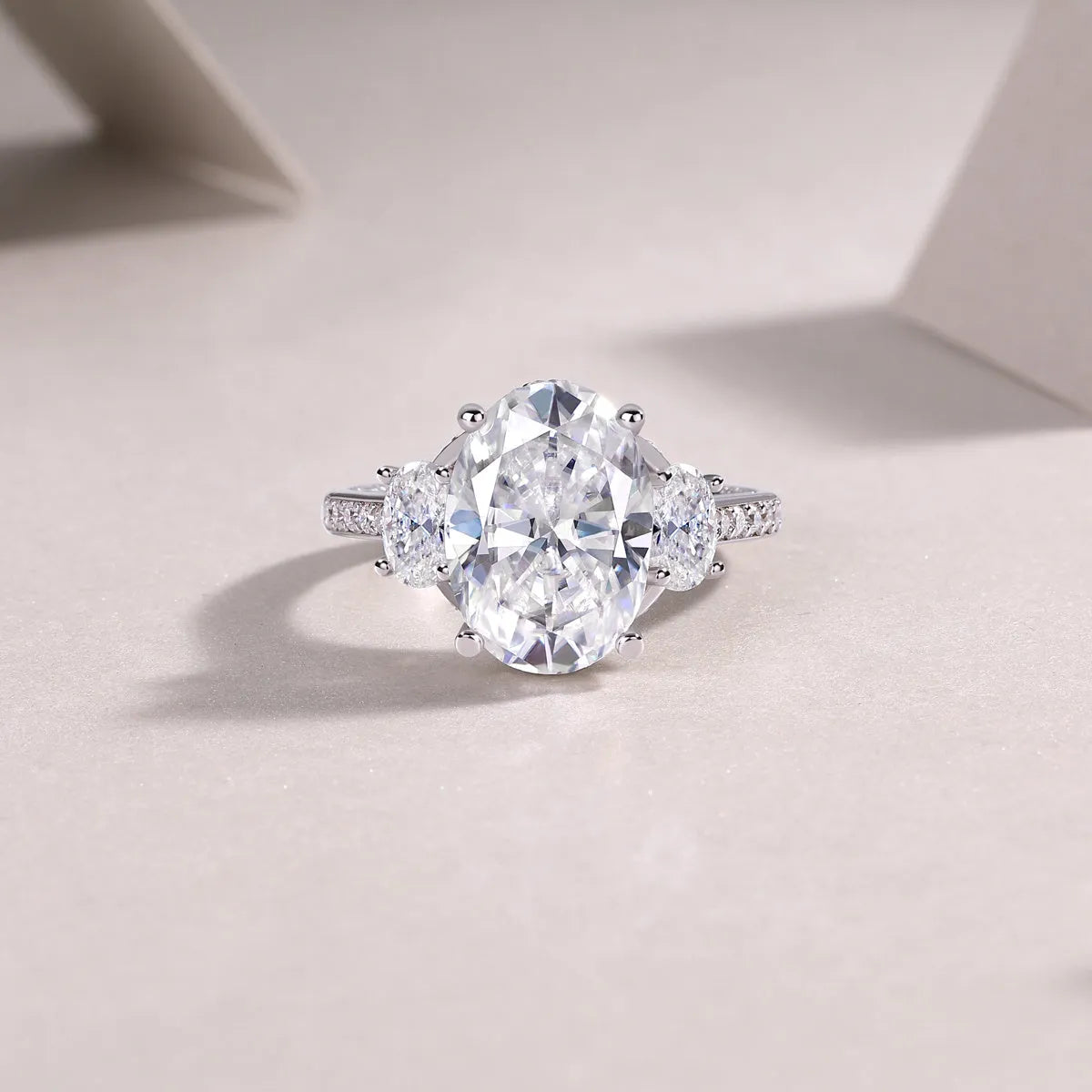 Egg-shaped moissanite ring 10x14mm in S925 silver with platinum plating, GRA certificate and gift box.