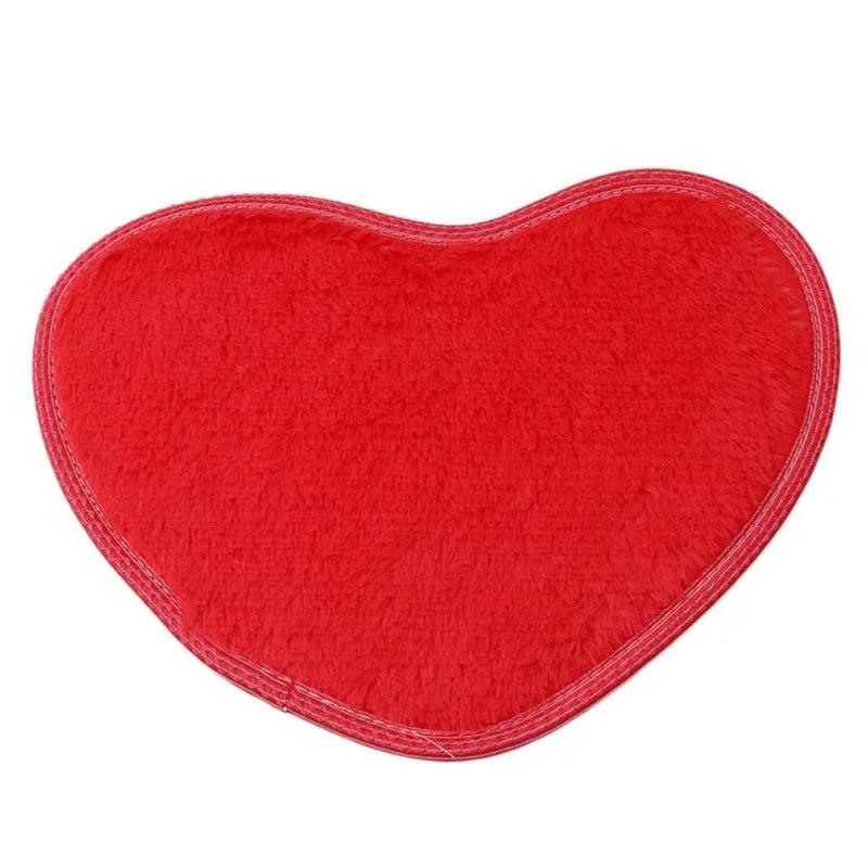 Heart-shaped polyester fibre floor mat in solid colour, size 60x70cm, on bedroom floor