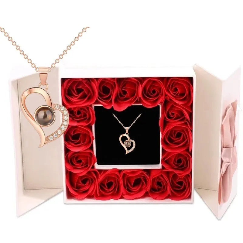 Rose gold copper heart-shaped projection necklace with O chain shows I Love You in 100 languages