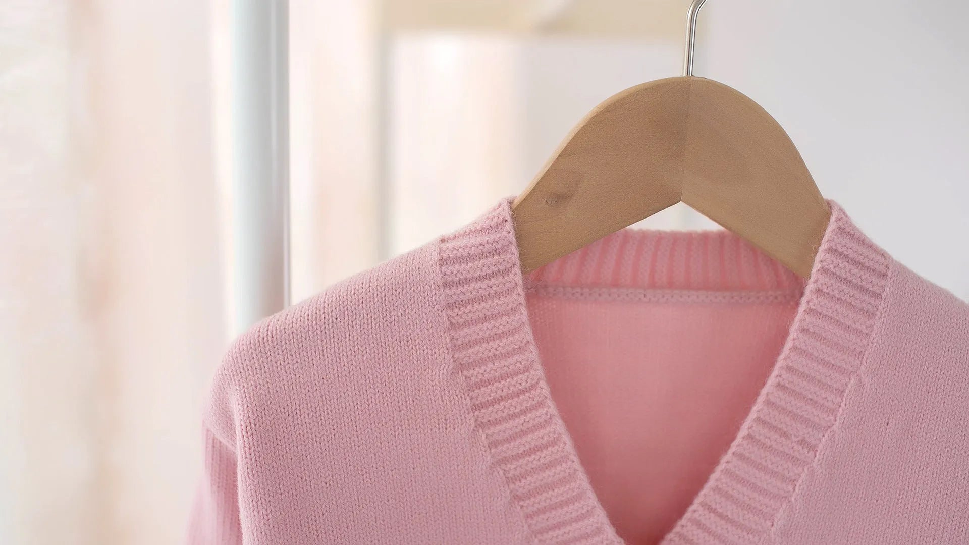 Girls V-neck bow knot cardigan in beige acrylic knit suitable for children 80-120cm tall