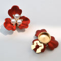 Metal cufflinks with pearl three-flap printed motif, electroplated finish, colour shown white