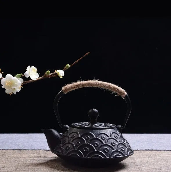 Japanese style cast iron teapot with decorative patterns in 0.9 litre capacity
