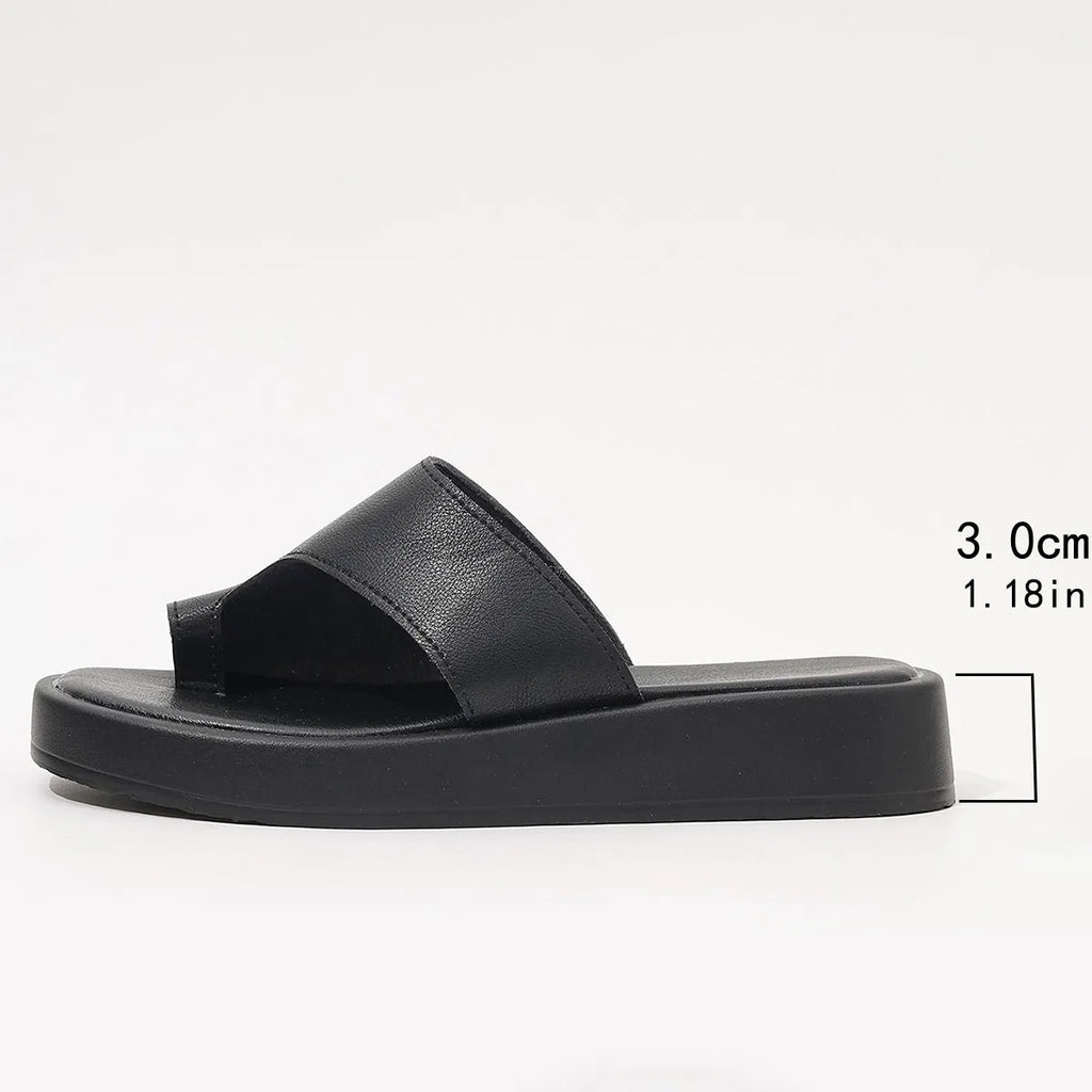 Women's thick-soled clip toe flat slippers in black, PU upper and rubber sole, summer casual slide sandal