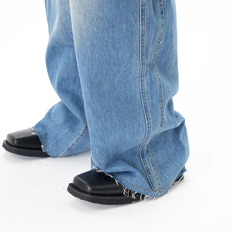 Cut washed vintage washed wide leg machete jeans in light blue denim fabric with zip fly