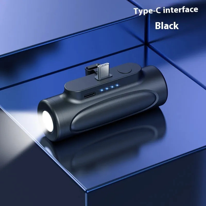 Black plastic power bank with integrated LED flashlight, showing USB-C port, dimensions 83x27x41mm.