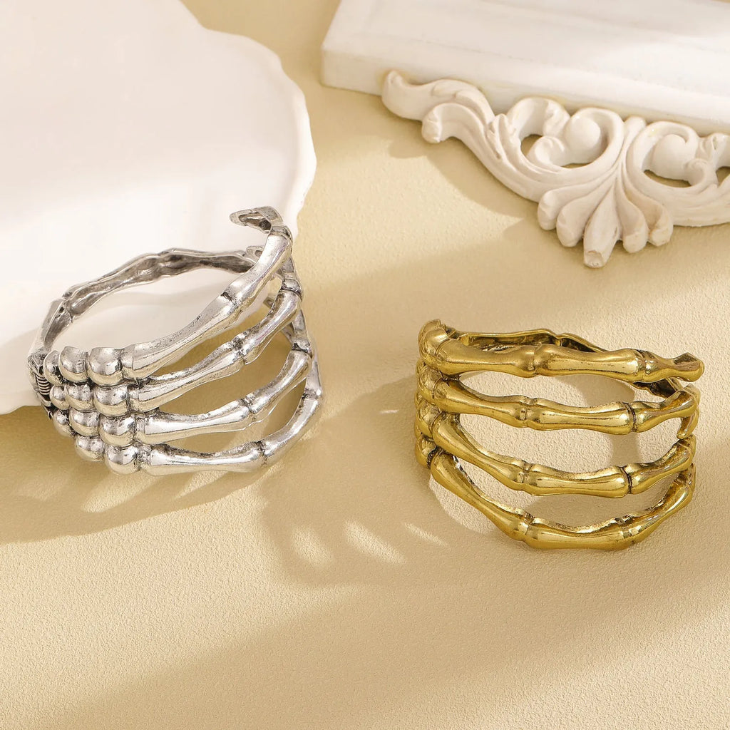 Retro hollow skull paw bracelet for women in antique bronze zinc alloy with electroplated finish