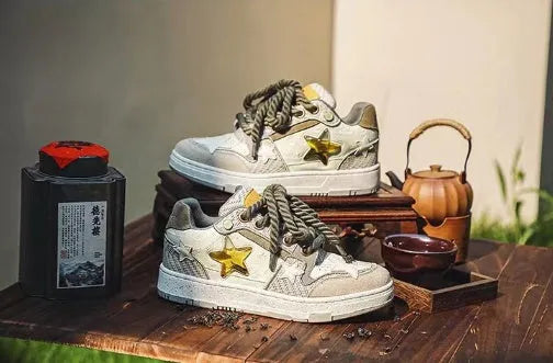 Green star-pattern low-top casual shoes with lace-up front and thick rubber sole.