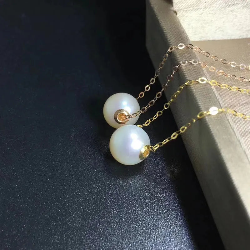 Pearl clavicle necklace with mother-of-pearl pendant in 18K gold, available in gold or rose gold.