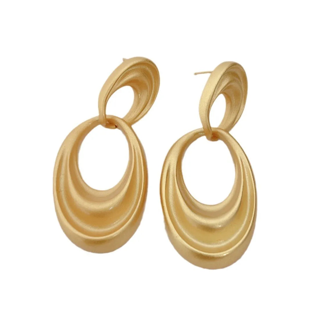 Close-up of French retro double circle copper earrings with a quicksand finish in a U-shape.