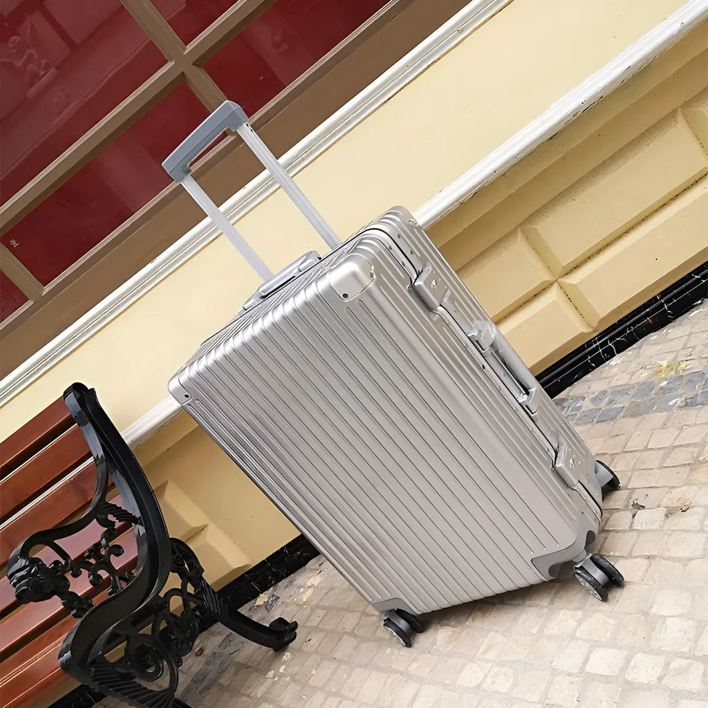 Hard shell ABS+PC suitcase with aluminium frame, anti-theft lock, universal wheels, internal computer and camera compartments