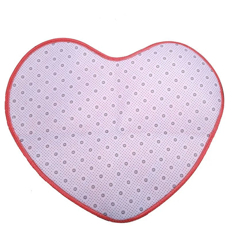 Heart-shaped polyester fibre floor mat in solid colour, size 60x70cm, on bedroom floor