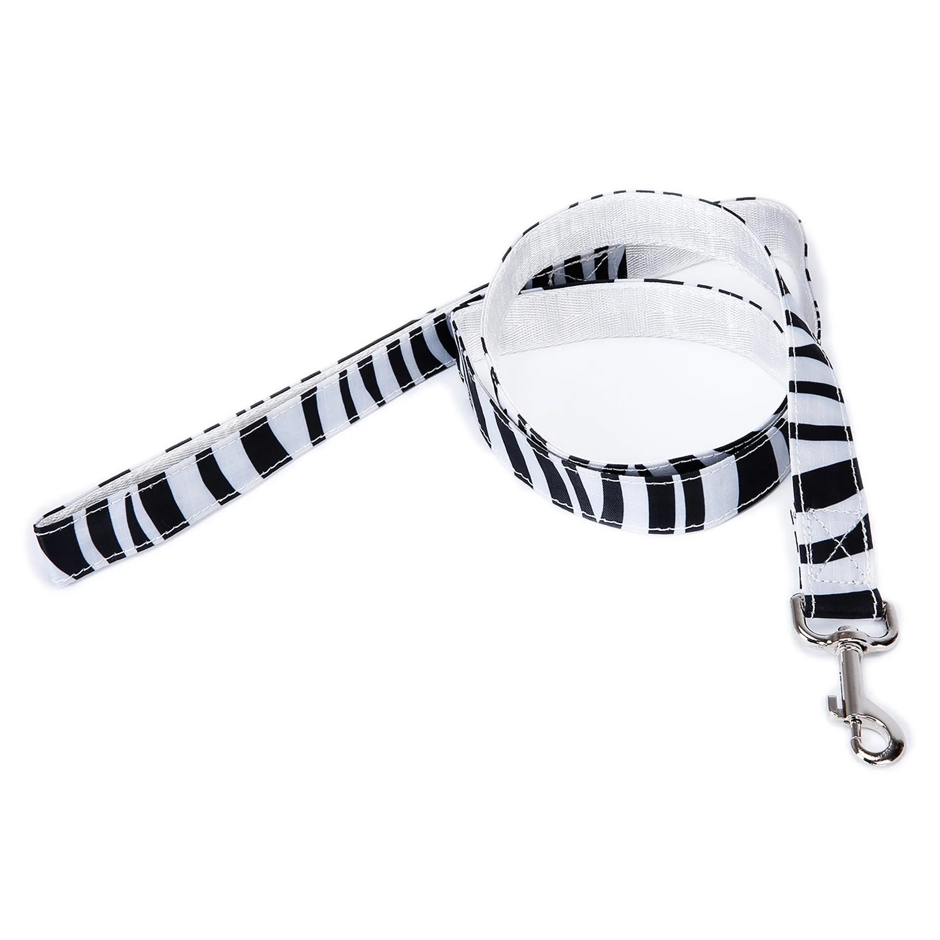 Black pet traction rope with plaid stripe pattern, 120cm long with hand holding loop.