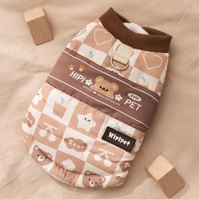 Quilted pet vest with warm brown bear and heart prints, integrated leash ring, designed for dogs and cats in autumn and winter.