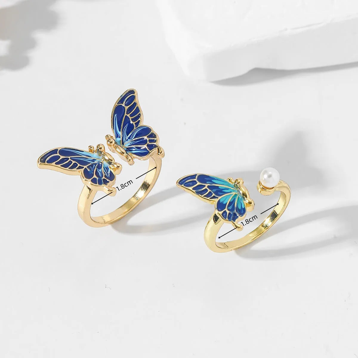 Butterfly-shaped pearl ring in imitation gold on adjustable alloy band