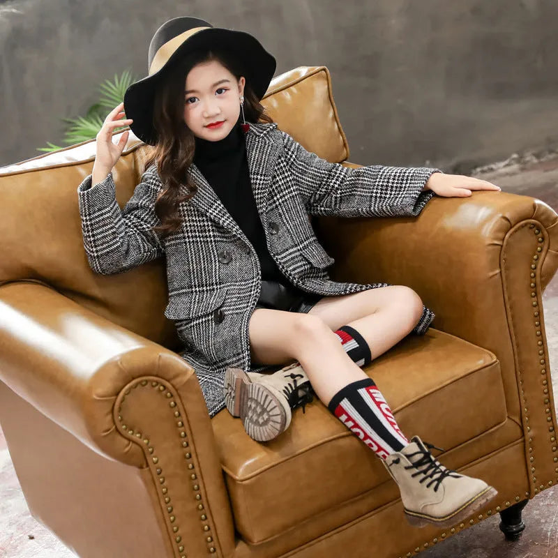 Girls' grey houndstooth plaid coat with suit collar and long sleeves.